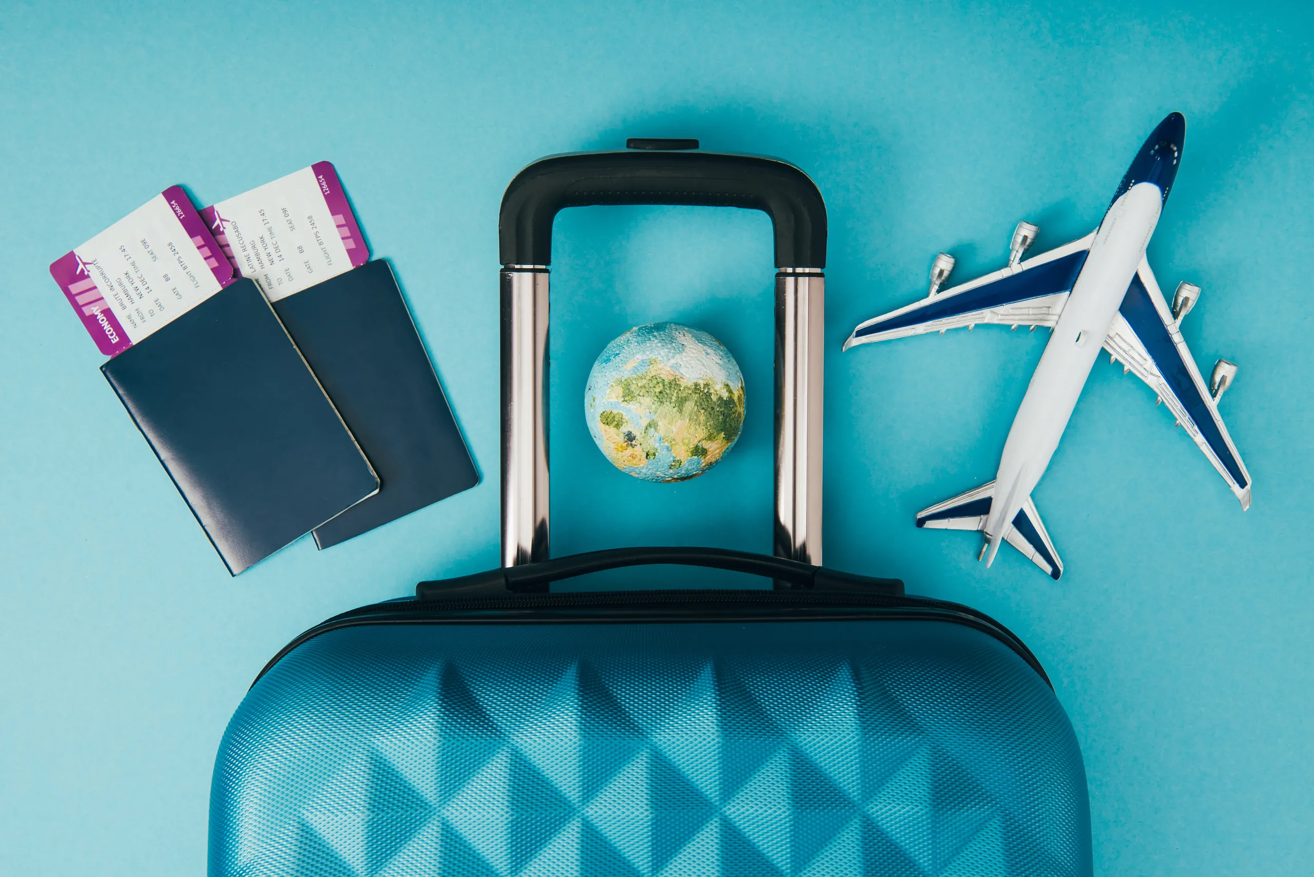 Planeación de viaje de incentivo con boletos, pasaporte y globo terráqueo
